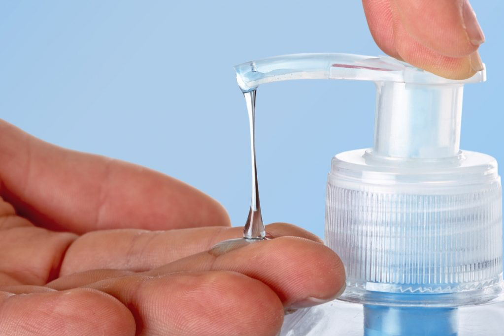 Lavarse las manos con gel desinfectante para evitar el contagio del Covid-19 - Farmashopping